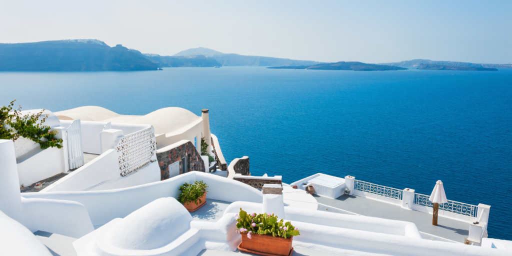 Santorini, Grécia – Beleza Clássica com Toque Romântico